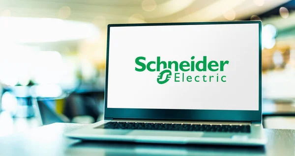 Poznan Pol Května 2022 Notebook Logem Francouzské Společnosti Schneider Electric — Stock fotografie
