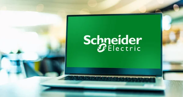 Poznan Pol Května 2022 Notebook Logem Francouzské Společnosti Schneider Electric — Stock fotografie