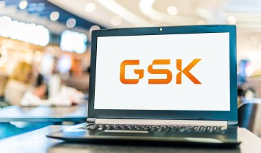 POZNAN, POL - OCT 28, 2022: GSK 'nin logosunu gösteren dizüstü bilgisayar, küresel merkezi Londra, İngiltere' de bulunan bir ilaç ve biyoteknoloji şirketi.