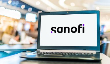 POZNAN, POL - OCT 28, 2022: Merkezi Paris, Fransa 'da bulunan bir ilaç ve sağlık şirketi olan Sanofi' nin logosunu gösteren dizüstü bilgisayar