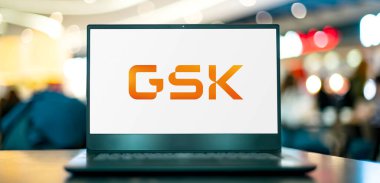 POZNAN, POL - OCT 28, 2022: GSK 'nin logosunu gösteren dizüstü bilgisayar, küresel merkezi Londra, İngiltere' de bulunan bir ilaç ve biyoteknoloji şirketi.
