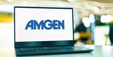 POZNAN, POL - OCT 28, 2022: Merkezi Thousand Oaks, Kaliforniya 'da bulunan bir biyofarmasötik şirketi olan Amgen' in logosunu gösteren dizüstü bilgisayar