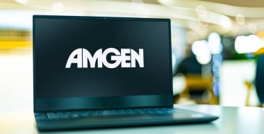 POZNAN, POL - OCT 28, 2022: Merkezi Thousand Oaks, Kaliforniya 'da bulunan bir biyofarmasötik şirketi olan Amgen' in logosunu gösteren dizüstü bilgisayar