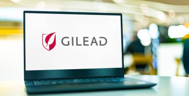 POZNAN, POL - OCT 28, 2022: Merkezi Foster City, Kaliforniya 'da bulunan bir biyofarmasötik şirket olan Gilead Sciences' ın logosunu gösteren dizüstü bilgisayar