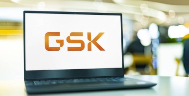POZNAN, POL - OCT 28, 2022: GSK 'nin logosunu gösteren dizüstü bilgisayar, küresel merkezi Londra, İngiltere' de bulunan bir ilaç ve biyoteknoloji şirketi.