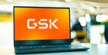 POZNAN, POL - OCT 28, 2022: GSK 'nin logosunu gösteren dizüstü bilgisayar, küresel merkezi Londra, İngiltere' de bulunan bir ilaç ve biyoteknoloji şirketi.