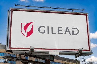 POZNAN, POL - OCT 28, 2022: Merkezi Foster City, Kaliforniya 'da bulunan bir biyofarmasötik şirketi olan Gilead Sciences' ın logosunu gösteren reklam panosu