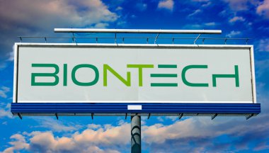 POZNAN, POL - OCT 28, 2022: Mainz, Almanya merkezli bir biyoteknoloji şirketi olan BiyoNTech 'in logosunu gösteren reklam panosu