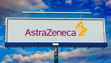 POZNAN, POL - OCT 28, 2022: İngiltere merkezli bir ilaç ve biyoteknoloji şirketi olan AstraZeneca 'nın logosunu gösteren reklam panosu