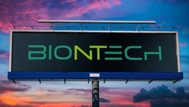 POZNAN, POL - OCT 28, 2022: Mainz, Almanya merkezli bir biyoteknoloji şirketi olan BiyoNTech 'in logosunu gösteren reklam panosu