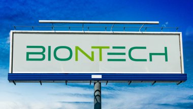 POZNAN, POL - OCT 28, 2022: Mainz, Almanya merkezli bir biyoteknoloji şirketi olan BiyoNTech 'in logosunu gösteren reklam panosu