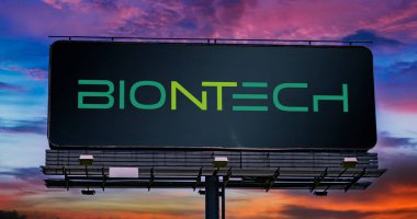 POZNAN, POL - OCT 28, 2022: Mainz, Almanya merkezli bir biyoteknoloji şirketi olan BiyoNTech 'in logosunu gösteren reklam panosu