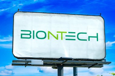 POZNAN, POL - OCT 28, 2022: Mainz, Almanya merkezli bir biyoteknoloji şirketi olan BiyoNTech 'in logosunu gösteren reklam panosu