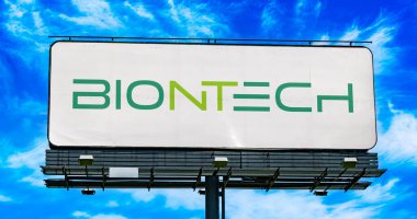 POZNAN, POL - OCT 28, 2022: Mainz, Almanya merkezli bir biyoteknoloji şirketi olan BiyoNTech 'in logosunu gösteren reklam panosu