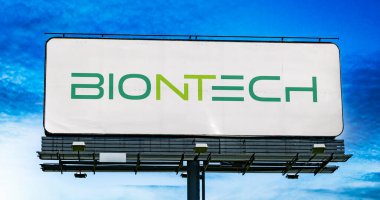 POZNAN, POL - OCT 28, 2022: Mainz, Almanya merkezli bir biyoteknoloji şirketi olan BiyoNTech 'in logosunu gösteren reklam panosu