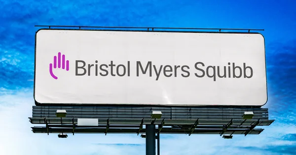 Poznan Pol Oct 2022 Reklamní Billboard Logem Bristol Myers Squibb — Stock fotografie
