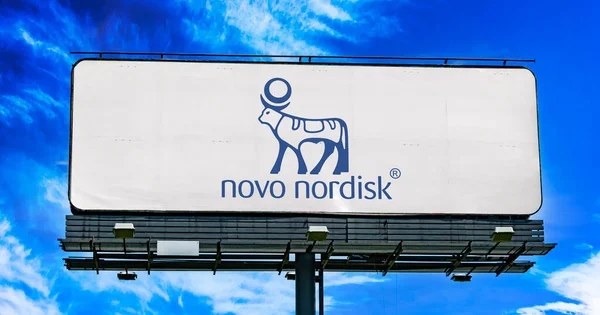 Poznan Pol 2022年10月28日 デンマークのBagsvardに本社を置く多国籍製薬会社Novo Nordiskのロゴを表示する広告看板 — ストック写真