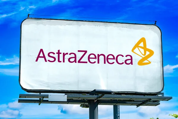 Poznan Pol 2022年10月28日 英国ケンブリッジに本社を置く製薬およびバイオテクノロジー企業であるAstrzenecaのロゴが表示された広告看板 — ストック写真