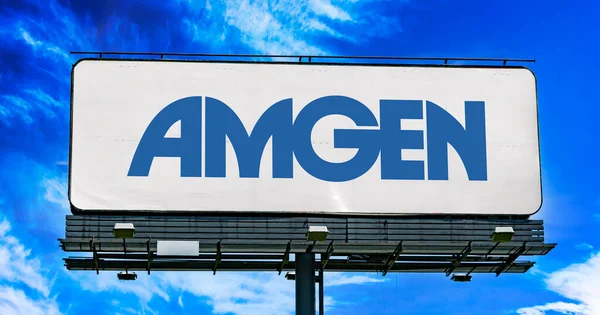 Poznan Pol 2022年10月28日 カリフォルニア州サウザンドオークスに本社を置くバイオ医薬品会社Amgenのロゴを表示する広告看板 — ストック写真