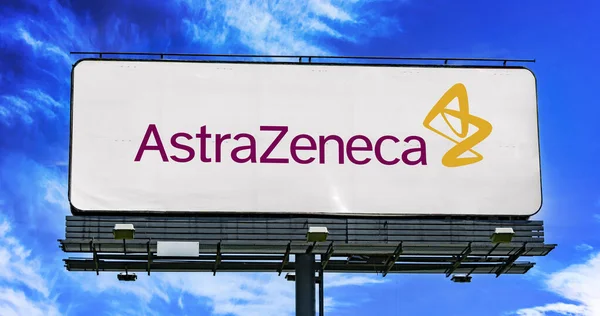Poznan Pol 2022年10月28日 英国ケンブリッジに本社を置く製薬およびバイオテクノロジー企業であるAstrzenecaのロゴが表示された広告看板 — ストック写真