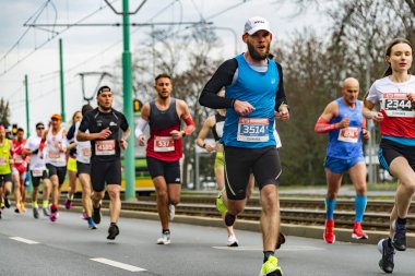 POZNAN, POL - 11 Kasım 2022: Polonya 2022, Poznan 'da Ulusal Bağımsızlık Günü münasebetiyle sokak koşusu