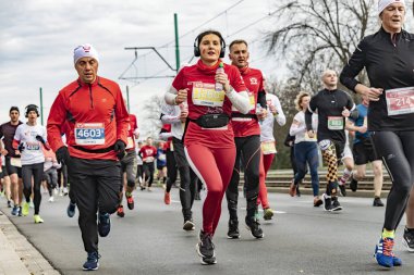 POZNAN, POL - 11 Kasım 2022: Polonya 2022, Poznan 'da Ulusal Bağımsızlık Günü münasebetiyle sokak koşusu