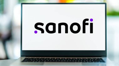 POZNAN, POL - OCT 28, 2022: Merkezi Paris, Fransa 'da bulunan bir ilaç ve sağlık şirketi olan Sanofi' nin logosunu gösteren dizüstü bilgisayar
