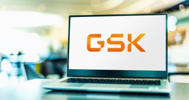 POZNAN, POL - OCT 28, 2022: GSK 'nin logosunu gösteren dizüstü bilgisayar, küresel merkezi Londra, İngiltere' de bulunan bir ilaç ve biyoteknoloji şirketi.