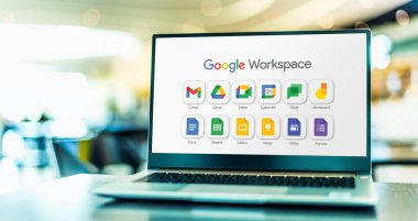 POZNAN, POL - NOV 8, 2022: Google Çalışma Alanı 'nı gösteren dizüstü bilgisayar, Google tarafından hazırlanan bulut hesaplama, üretkenlik ve işbirliği araçları, yazılım ve ürünler koleksiyonu
