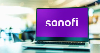 POZNAN, POL - OCT 28, 2022: Merkezi Paris, Fransa 'da bulunan bir ilaç ve sağlık şirketi olan Sanofi' nin logosunu gösteren dizüstü bilgisayar