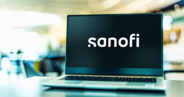POZNAN, POL - OCT 28, 2022: Merkezi Paris, Fransa 'da bulunan bir ilaç ve sağlık şirketi olan Sanofi' nin logosunu gösteren dizüstü bilgisayar