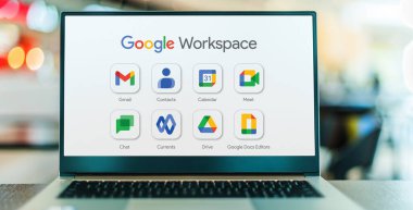 POZNAN, POL - NOV 8, 2022: Google Çalışma Alanı 'nı gösteren dizüstü bilgisayar, Google tarafından hazırlanan bulut hesaplama, üretkenlik ve işbirliği araçları, yazılım ve ürünler koleksiyonu