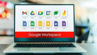 POZNAN, POL - NOV 8, 2022: Google Çalışma Alanı 'nı gösteren dizüstü bilgisayar, Google tarafından hazırlanan bulut hesaplama, üretkenlik ve işbirliği araçları, yazılım ve ürünler koleksiyonu