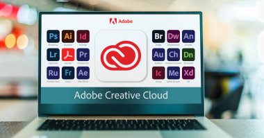 POZNAN, POL - 4 DEC 2022: Adobe Creative Cloud 'un logotiplerini gösteren dizüstü bilgisayar, Adobe Sistemleri' nden bir dizi uygulama ve hizmet