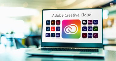 POZNAN, POL - 4 DEC 2022: Adobe Creative Cloud 'un logotiplerini gösteren dizüstü bilgisayar, Adobe Sistemleri' nden bir dizi uygulama ve hizmet