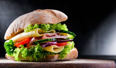 Peynirli, jambonlu ve taze sebzeli sandviç.