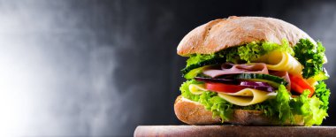 Peynirli, jambonlu ve taze sebzeli sandviç.