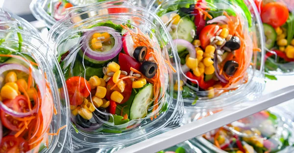 Caixas Plástico Com Saladas Legumes Pré Embaladas Acondicionadas Para Venda — Fotografia de Stock