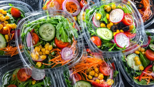 市販の冷蔵庫で販売のために置く 事前にパッケージ化された野菜サラダ付きのプラスチックボックス — ストック写真