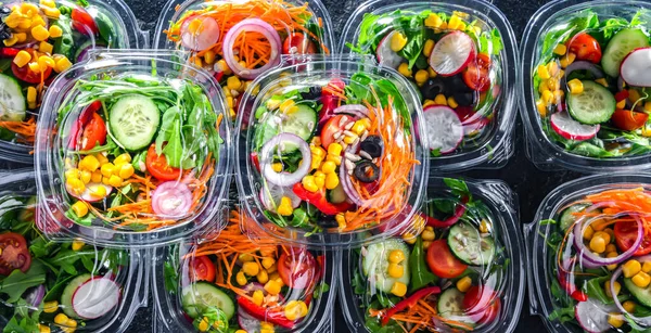 装有预先包装好的蔬菜沙拉的塑料盒 在商业冰箱中出售 — 图库照片