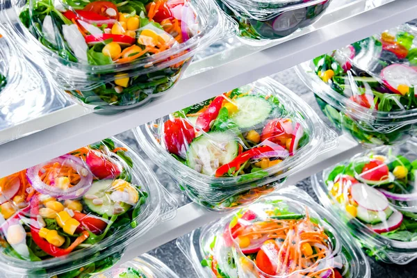 Pudełka Plastikowe Pakowanymi Sałatkami Warzywnymi Pakowane Sprzedaży Lodówce Handlowej — Zdjęcie stockowe