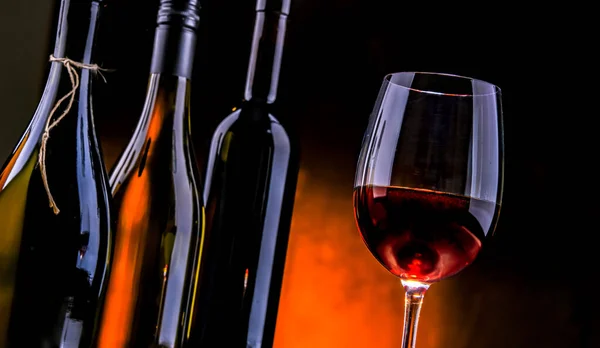 Composición Con Una Copa Vino Botellas Diferentes Tipos Vino — Foto de Stock
