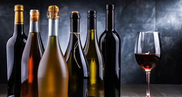 Σύνθεση Ποτήρι Κρασιού Και Φιάλες Από Διάφορα Είδη Κρασιού — Φωτογραφία Αρχείου