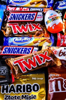 POZNAN, POL - 25 Kasım 2022: Şekerleme ürünlerinin popüler markalarının çeşitliliği