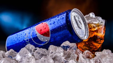POZNAN, POL - 24 NOV 2022: PepsiCo tarafından üretilen ve üretilen bir kutu Pepsi. Bu içecek 1893 'te Brad' in İçkisi adı altında üretildi ve geliştirildi.