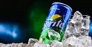 POZNAN, POL - NOV 24, 2022: Coca-Cola Company tarafından üretilen bir içecek markası olan Sprite, Batı Almanya 'da 1959 yılında 7 Up' ın popülaritesine tepki olarak geliştirilmiştir.