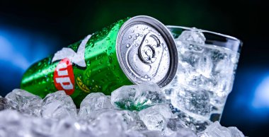 POZNAN, POL - 24 NOV 2022: 7up, Keurig Dr Pepper 'a ait limon aromalı kafeinsiz alkolsüz bir içecek.