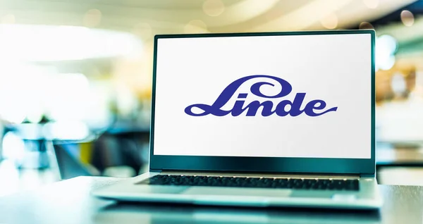 stock image POZNAN, POL - DEC 28, 2022: Laptop computer displaying logo of Linde, a global multinational chemical company founded in Germany