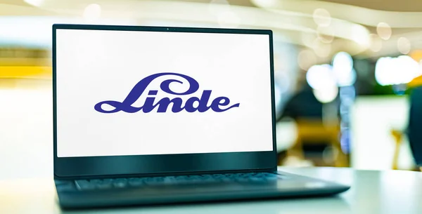Poznan Pol Dec 2022 Laptop Computer Displaying Logo Linde Global — Zdjęcie stockowe