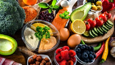 Ingredients of healthy diet that maintains or improves overall health status